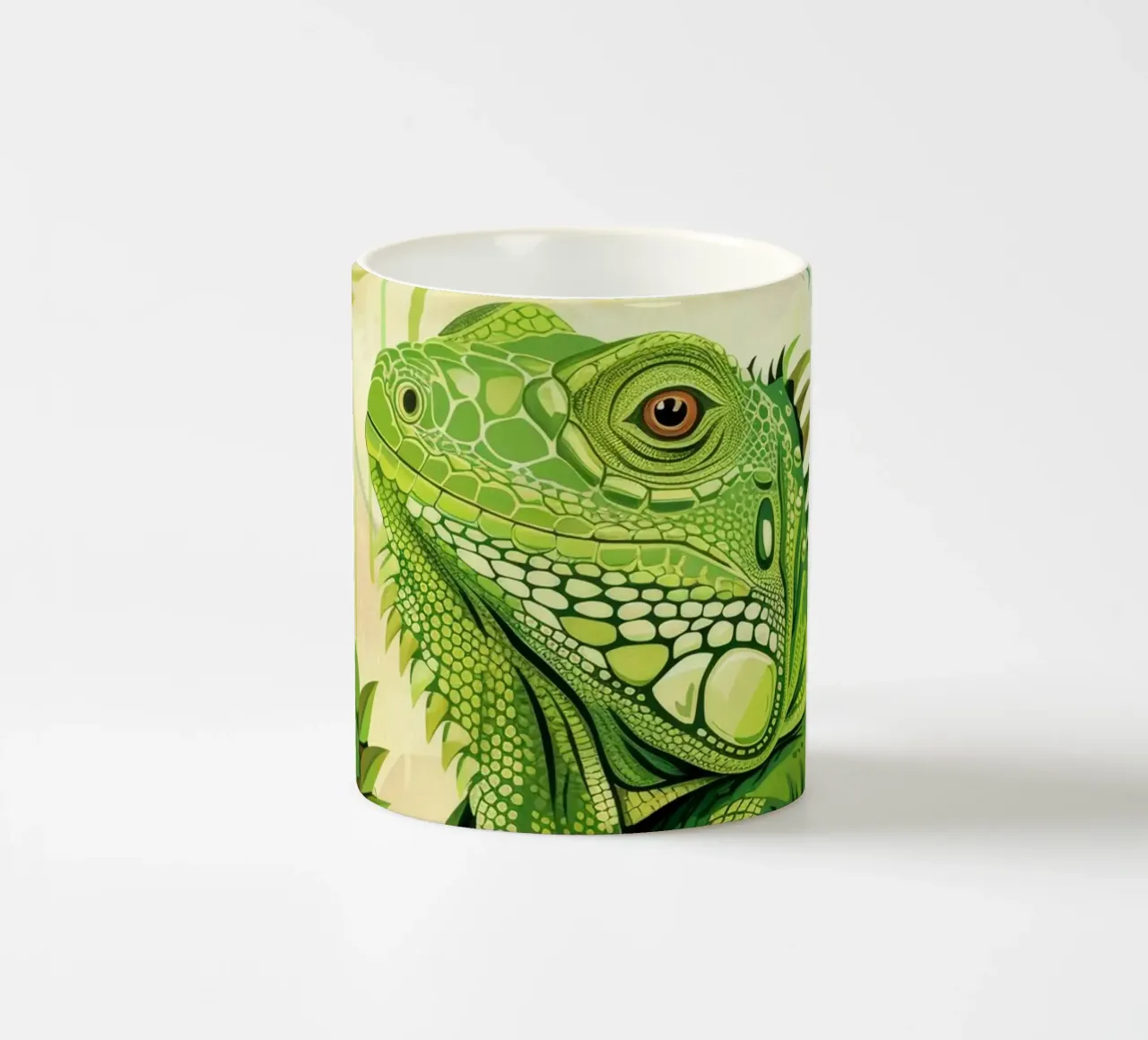Uguana verde che riposa su un ramo circondato da foglie tazza in ceramica da DesignDoodle