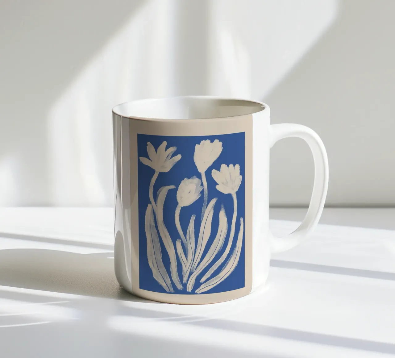 Audace floreale astratto blu e bianco tazza in ceramica da Melloi Art Print