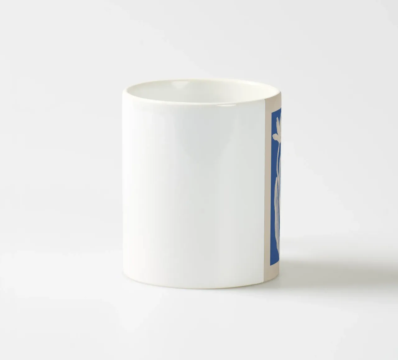 Audace floreale astratto blu e bianco tazza in ceramica da Melloi Art Print
