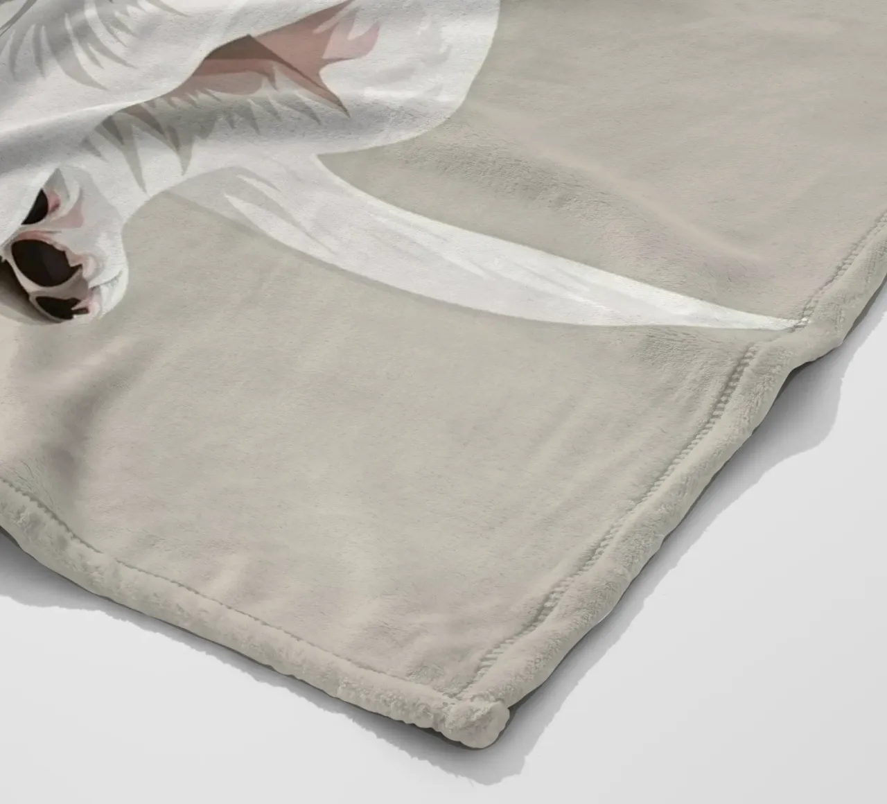 Simpatico cucciolo in posizione seduta con un'espressione curiosa coperta in pile da DesignDoodle