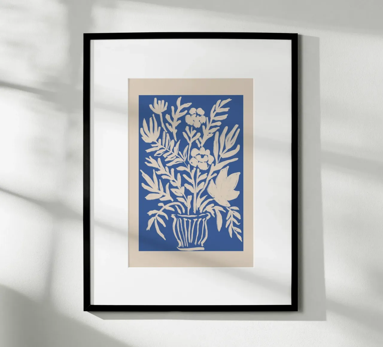 Abstrakte blaue & beige Blumenvase Kunstwerk Poster von Melloi Art Print