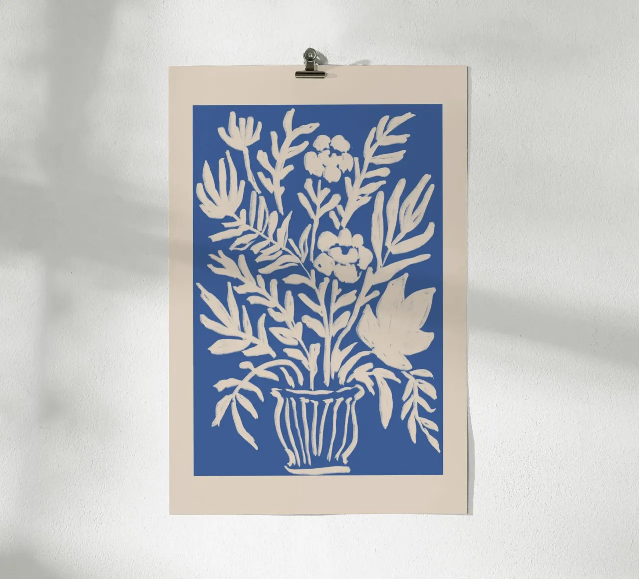 Abstrakte blaue & beige Blumenvase Kunstwerk Poster von Melloi Art Print