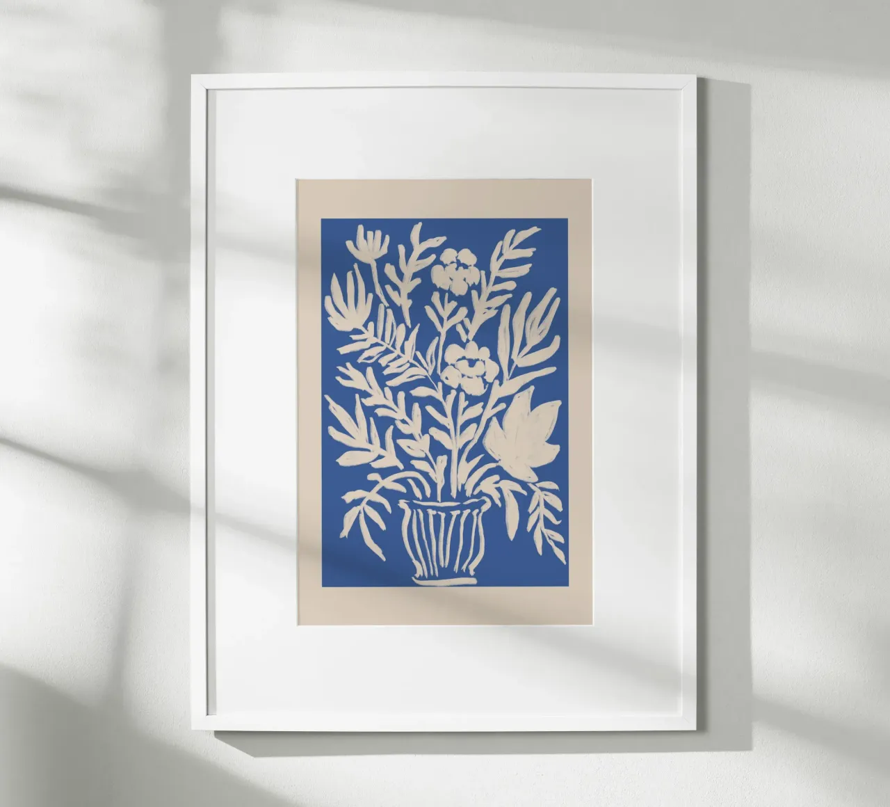Abstrakte blaue & beige Blumenvase Kunstwerk Poster von Melloi Art Print