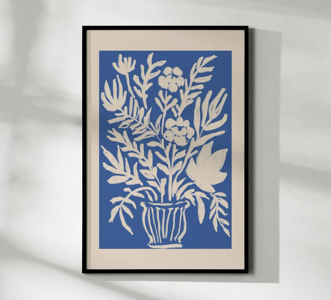Abstrakte blaue & beige Blumenvase Kunstwerk Poster von Melloi Art Print