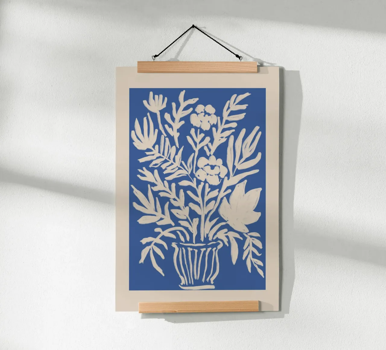 Abstrakte blaue & beige Blumenvase Kunstwerk Poster von Melloi Art Print