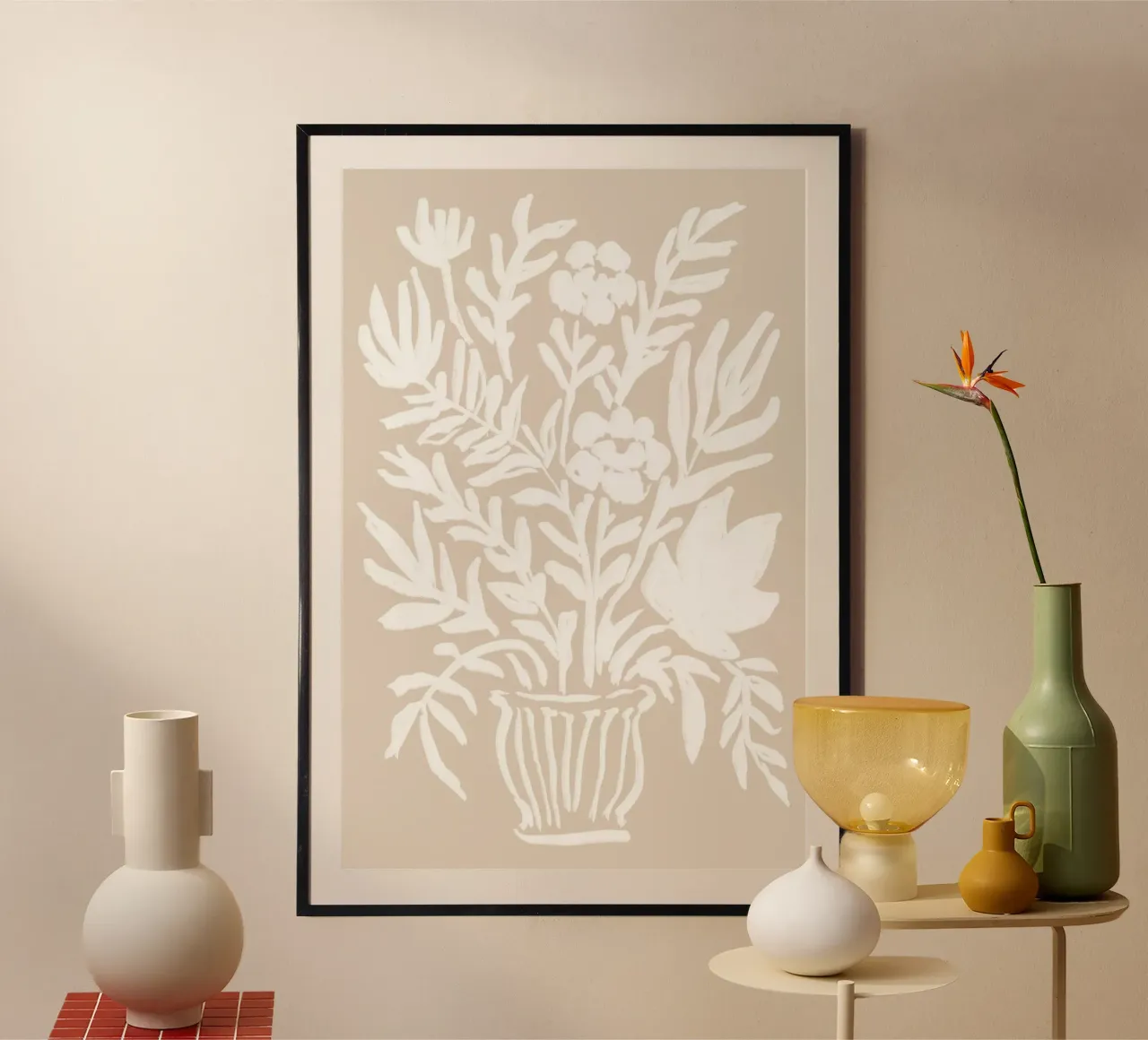Abstracte beige en witte bloemenvaas kunst poster met aluminium frame van Melloi Art Print