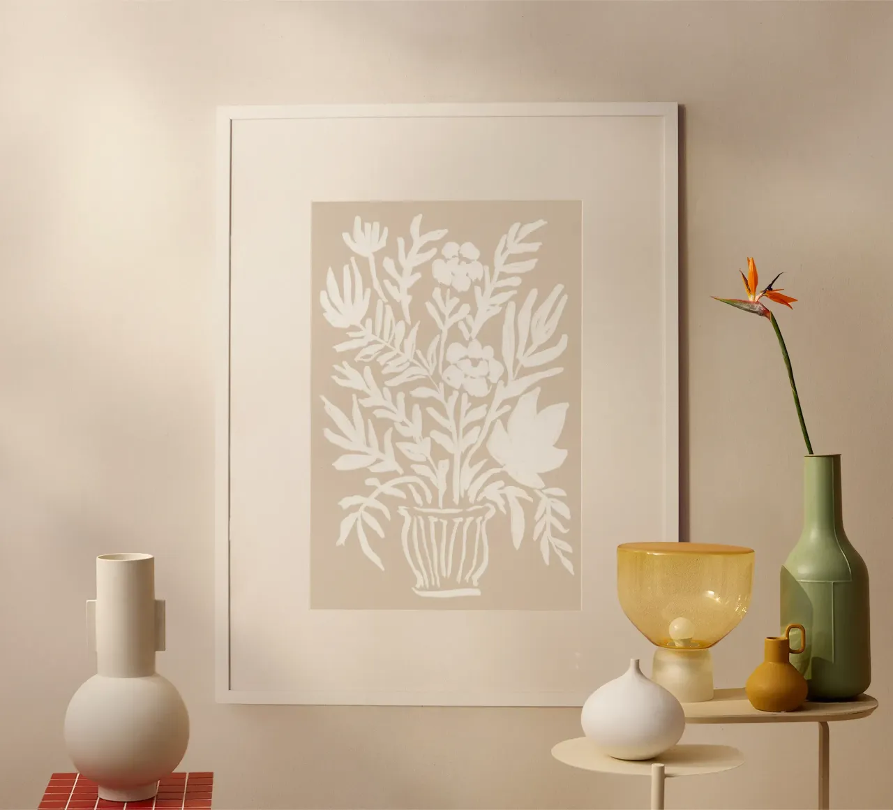 Abstracte beige en witte bloemenvaas kunst poster met aluminium frame van Melloi Art Print