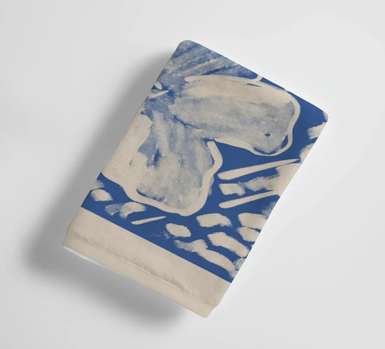 Pintura floral abstracta en azul y beige toalla de baño de Melloi Art Print