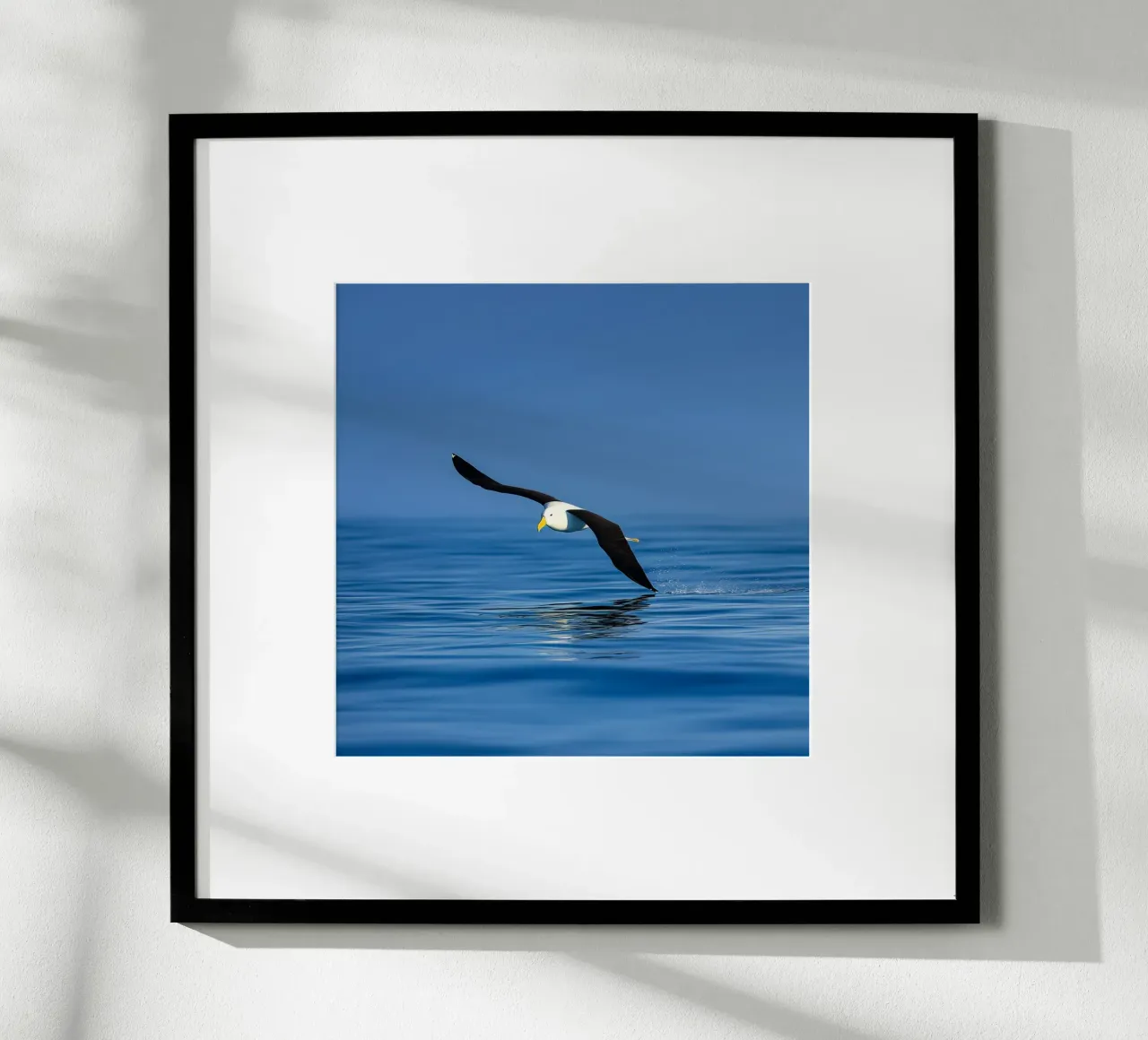 Sussurri dell'oceano poster con telaio in legno da PhotoVibe Decor