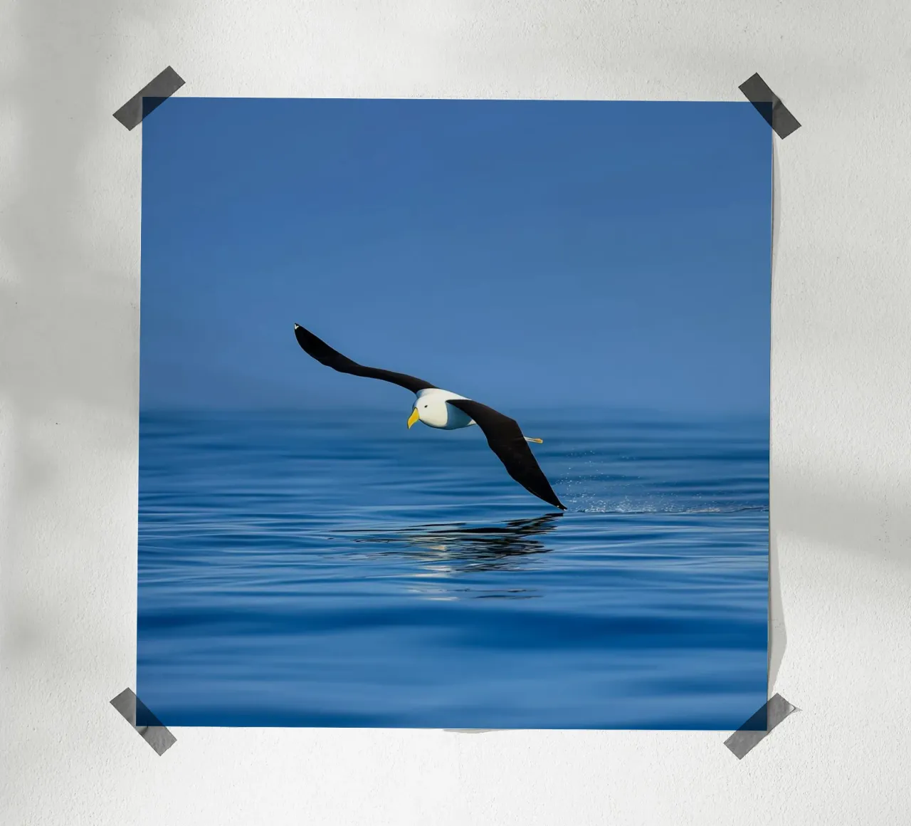 Sussurri dell'oceano poster con telaio in legno da PhotoVibe Decor