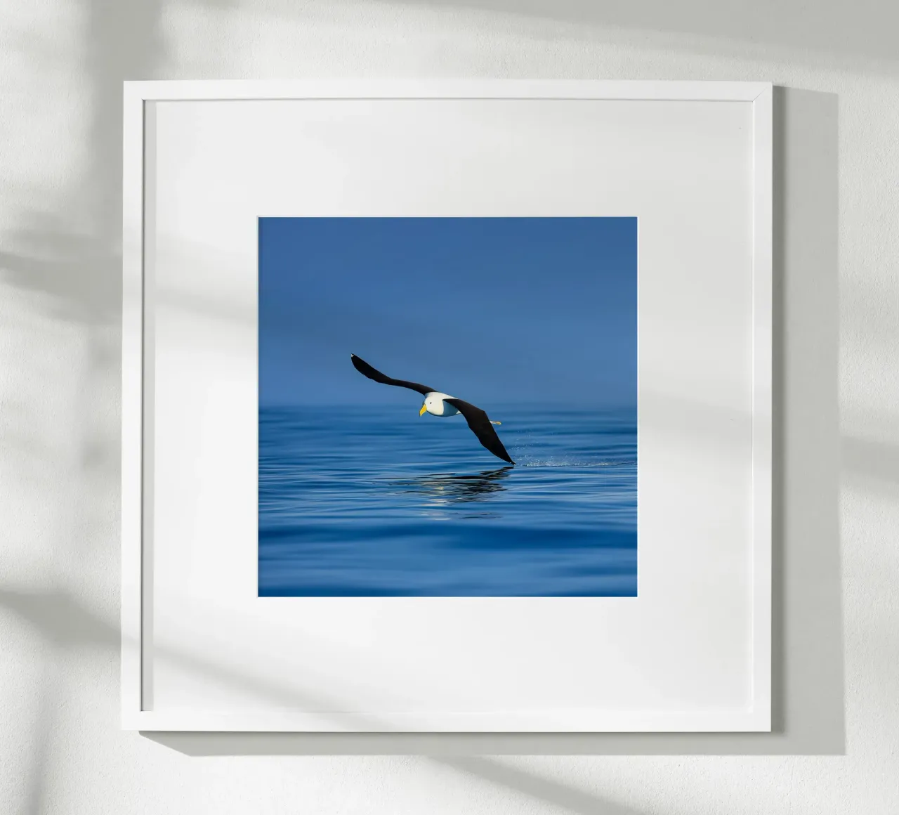 Sussurri dell'oceano poster con telaio in legno da PhotoVibe Decor