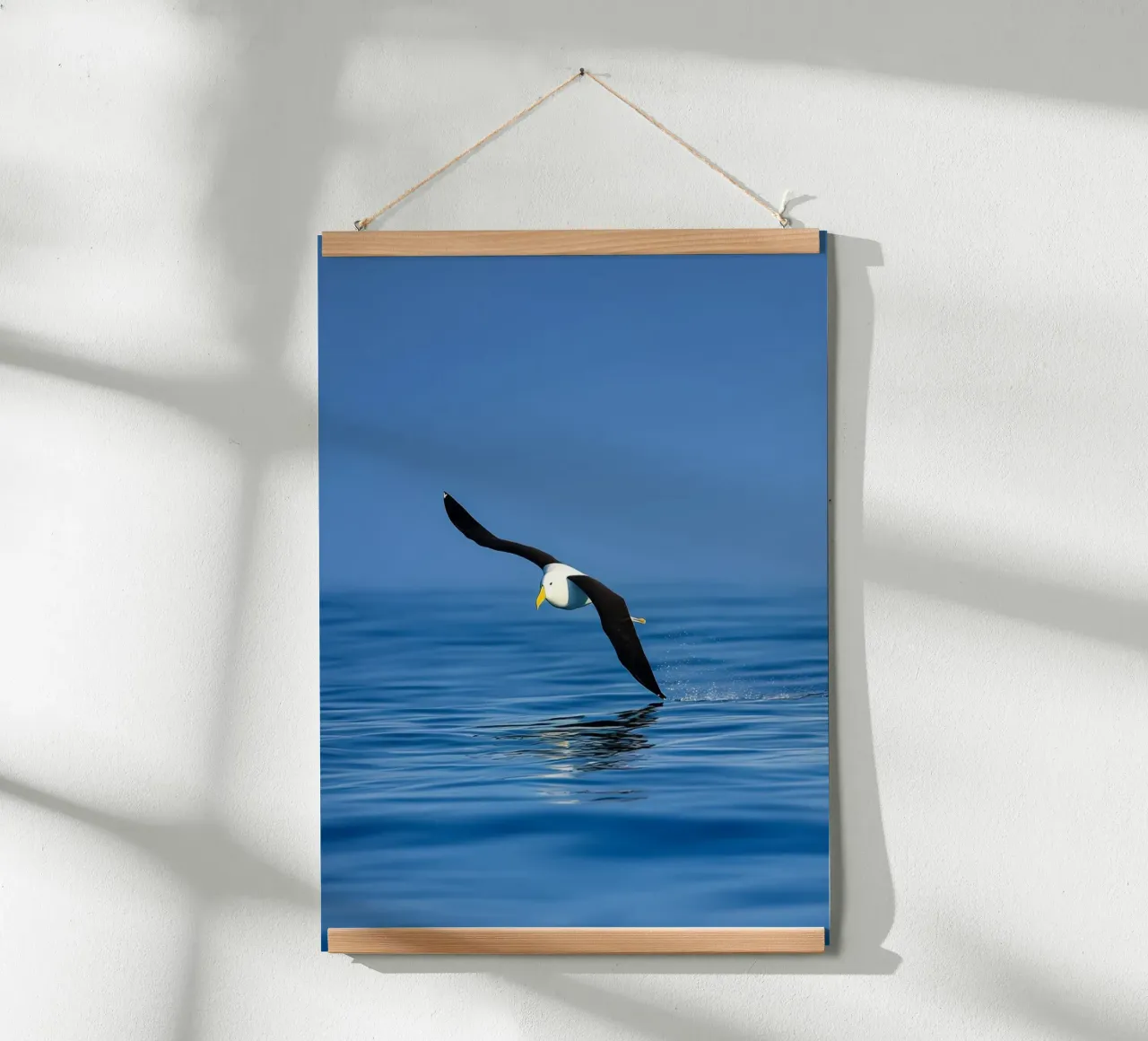 Sussurri dell'oceano poster con telaio in legno da PhotoVibe Decor
