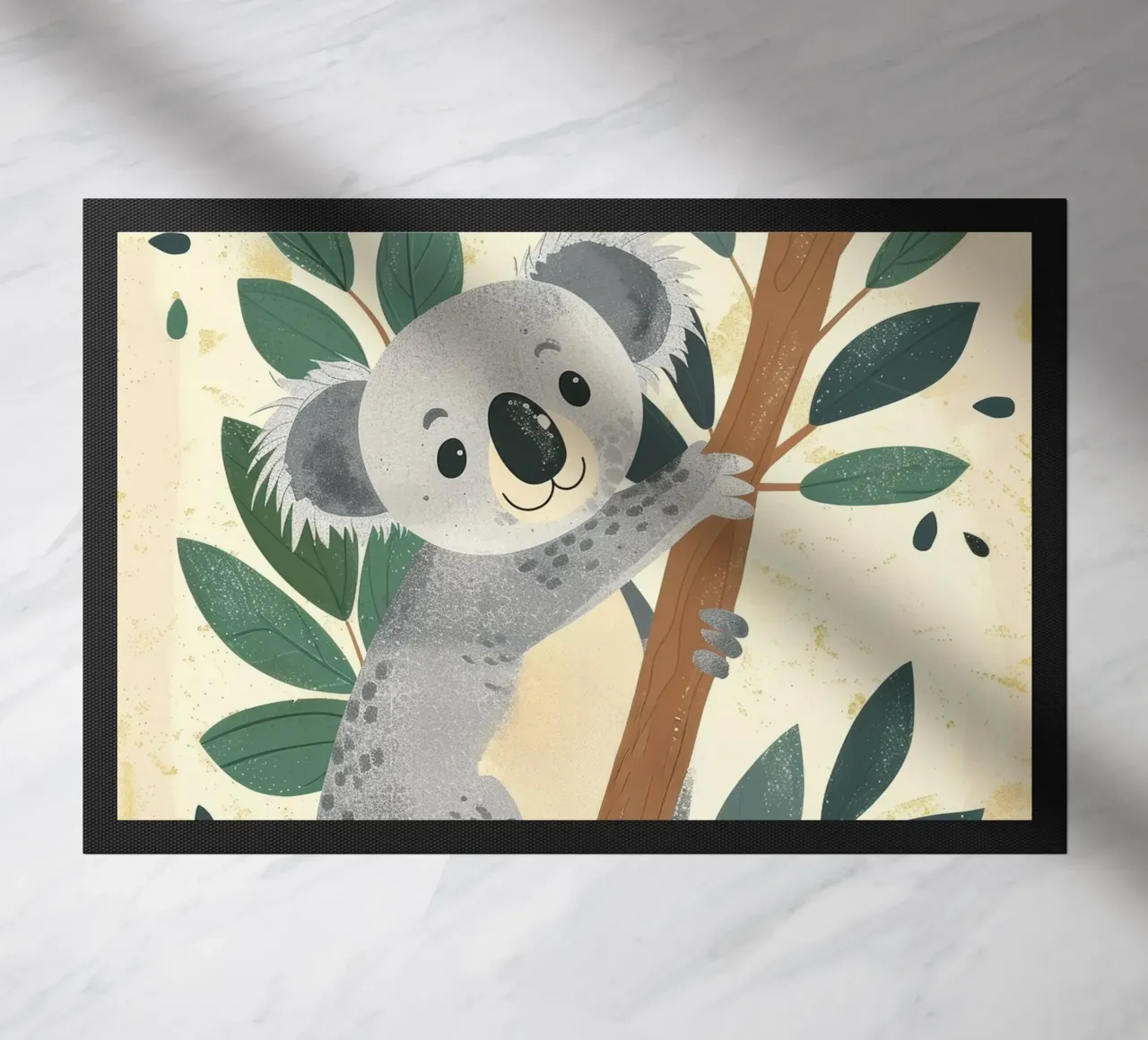 Simpático koala trepando a un árbol de hojas verdes en tono claro felpudo de DesignDoodle