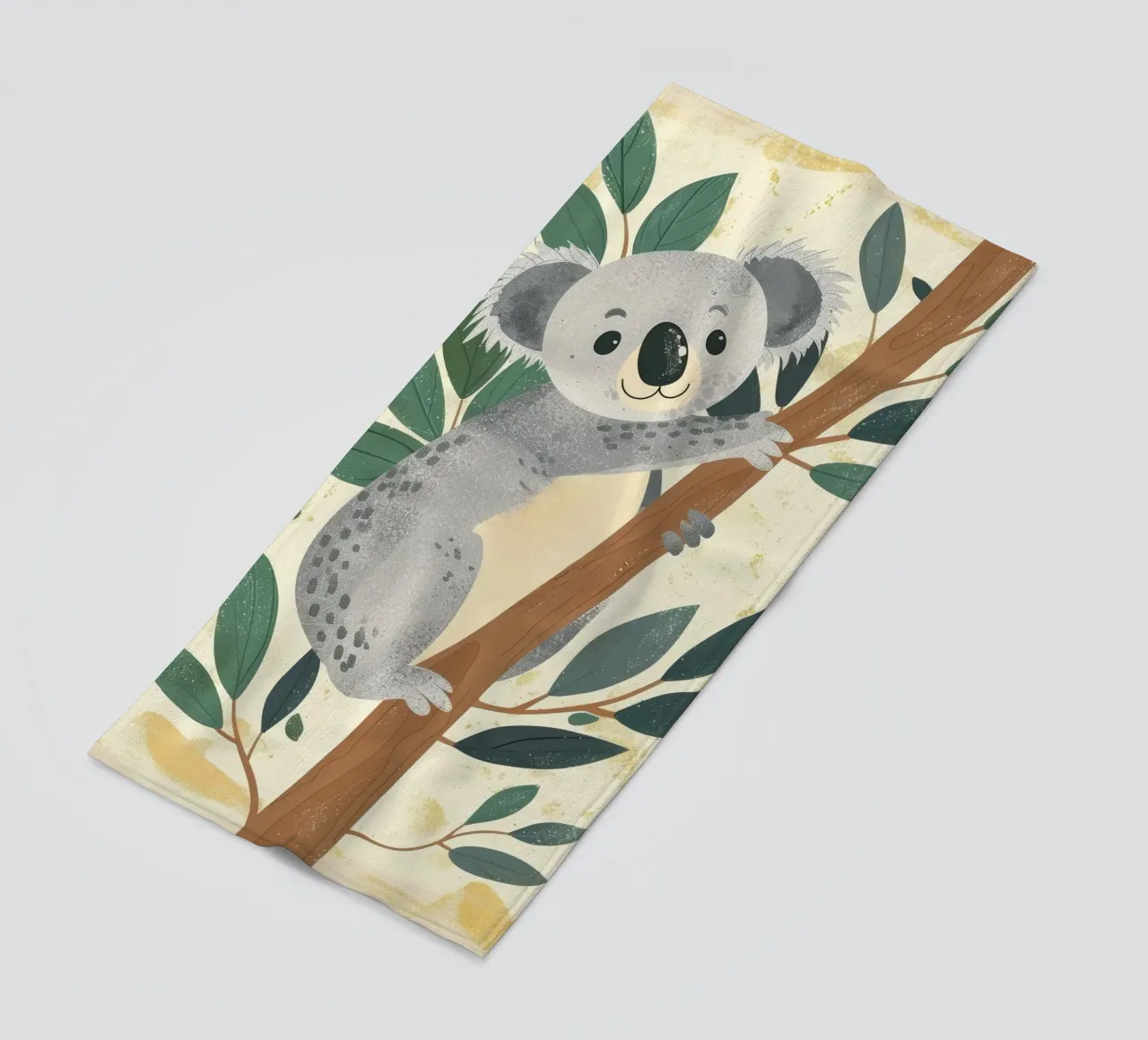 Carino koala che si arrampica su un albero con foglie verdi in tonalità chiara telo mare da DesignDoodle