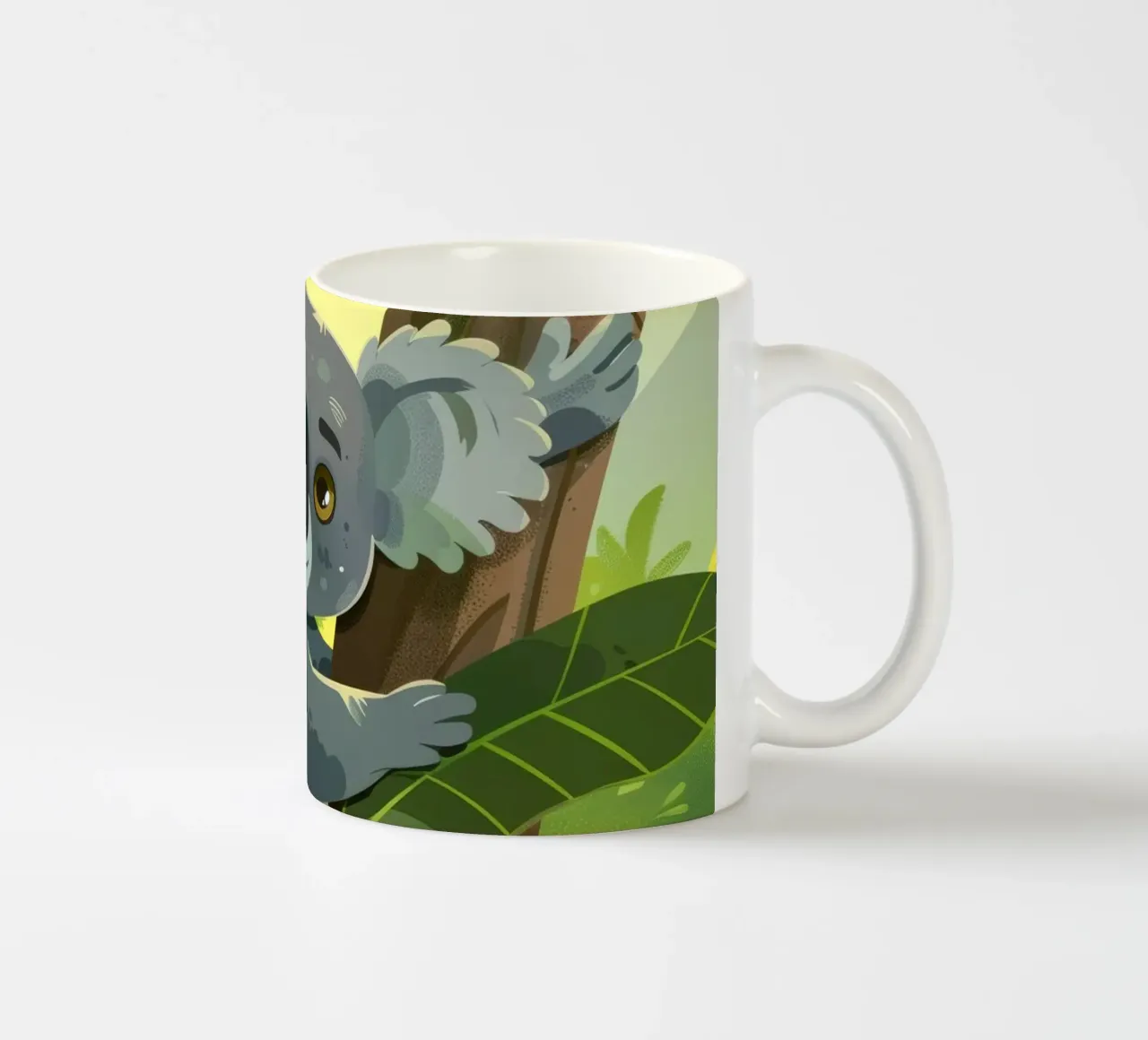 Koala klettert auf einen Baum in einer üppigen Waldlandschaft während der Keramik Tasse von DesignDoodle