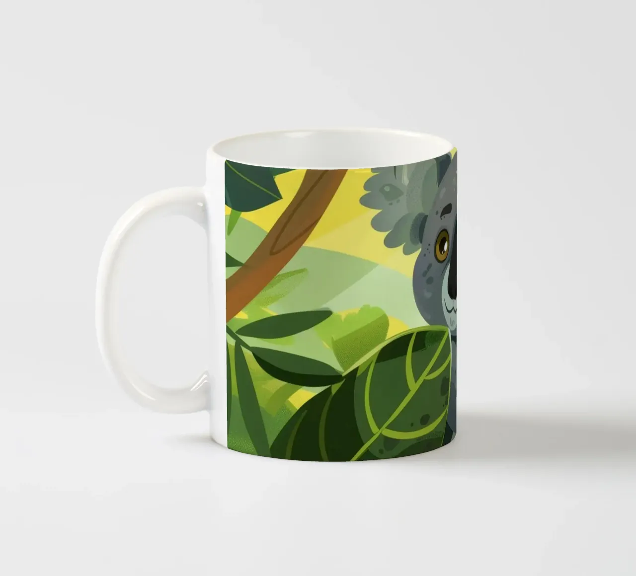 Koala klettert auf einen Baum in einer üppigen Waldlandschaft während der Keramik Tasse von DesignDoodle