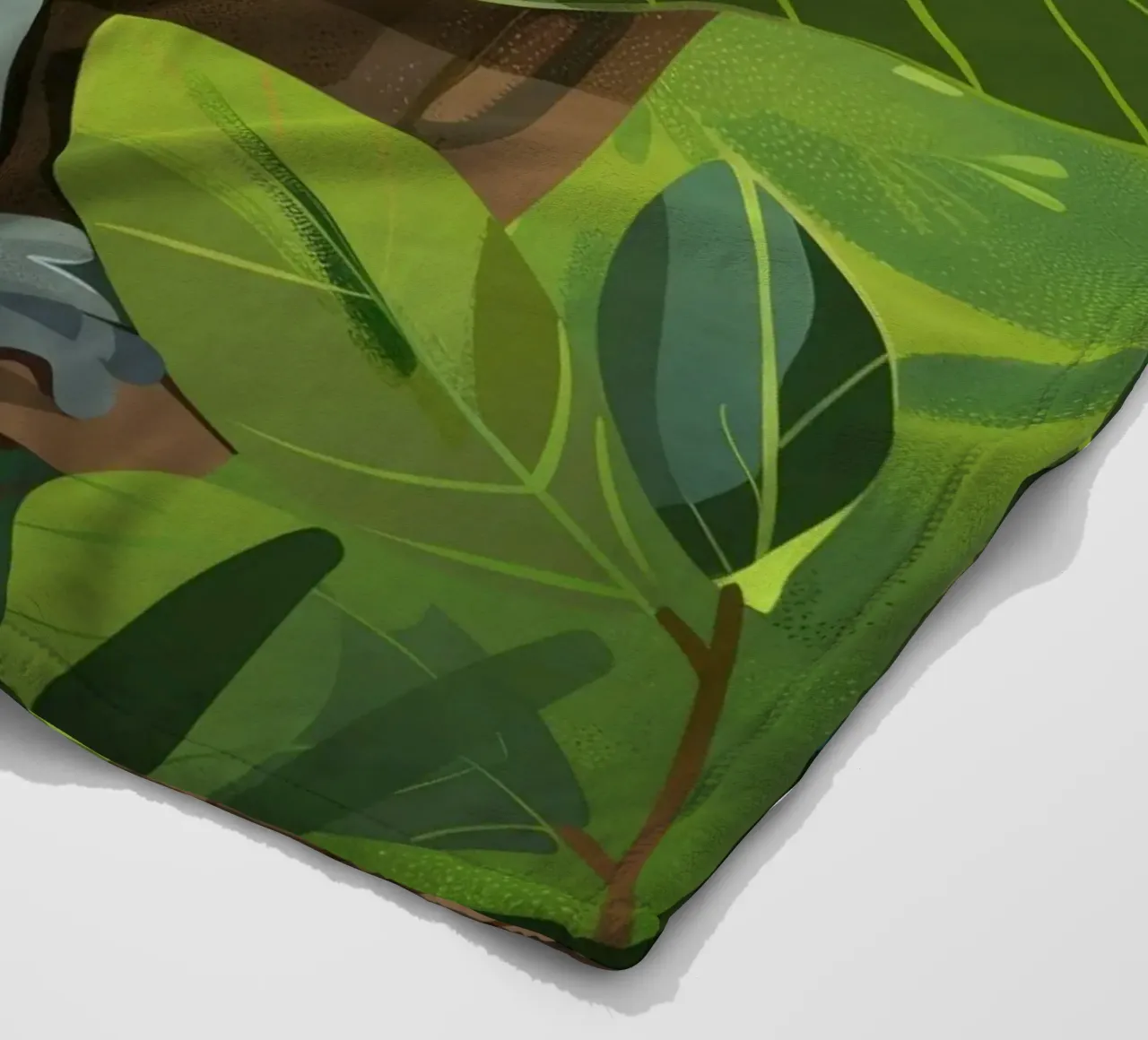 Koala klettert auf einen Baum in einer üppigen Waldlandschaft während der Fleecedecke von DesignDoodle