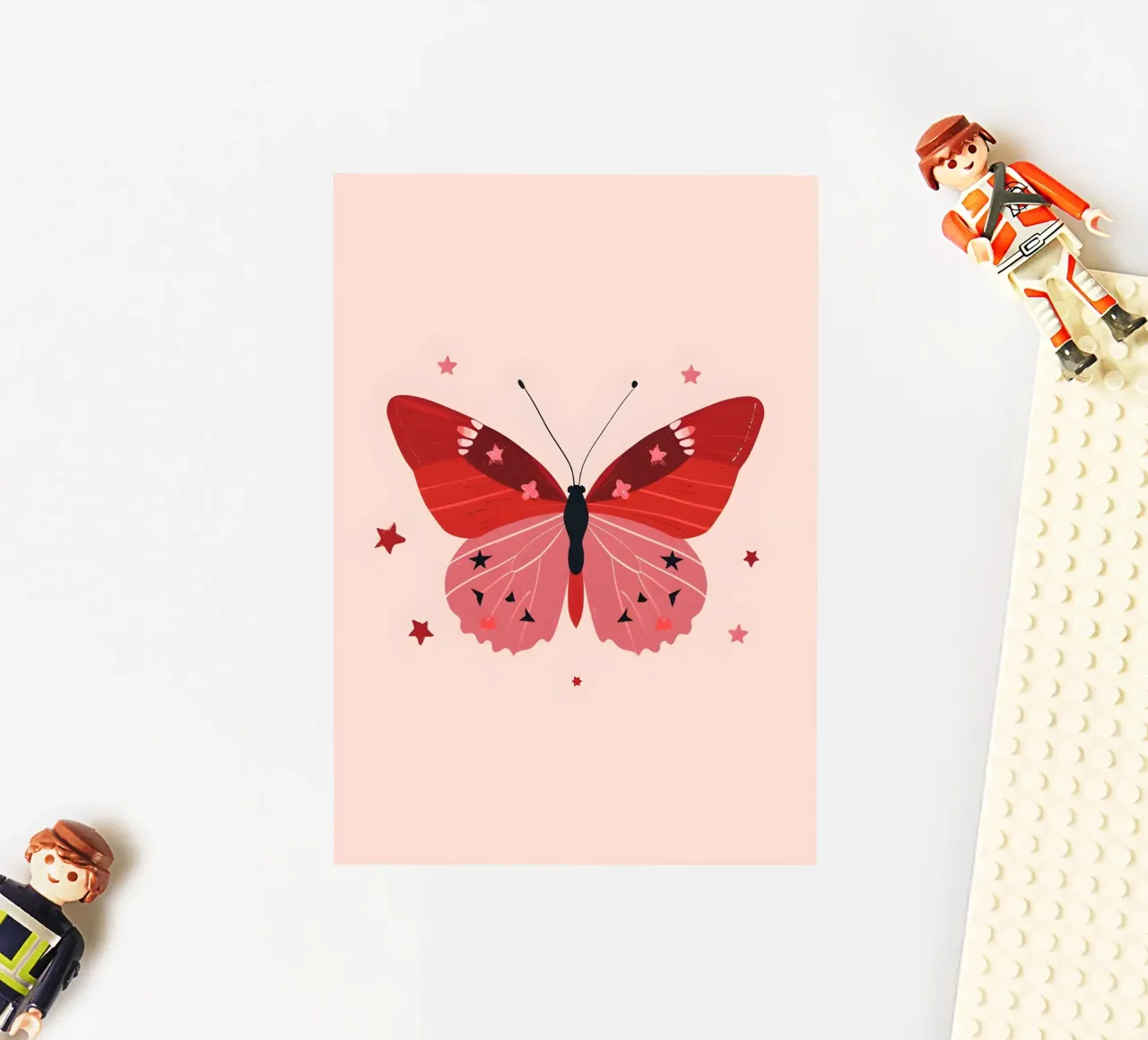Rubinrosa Schmetterling - Skurriler Kunstdruck Sticker von homdeco