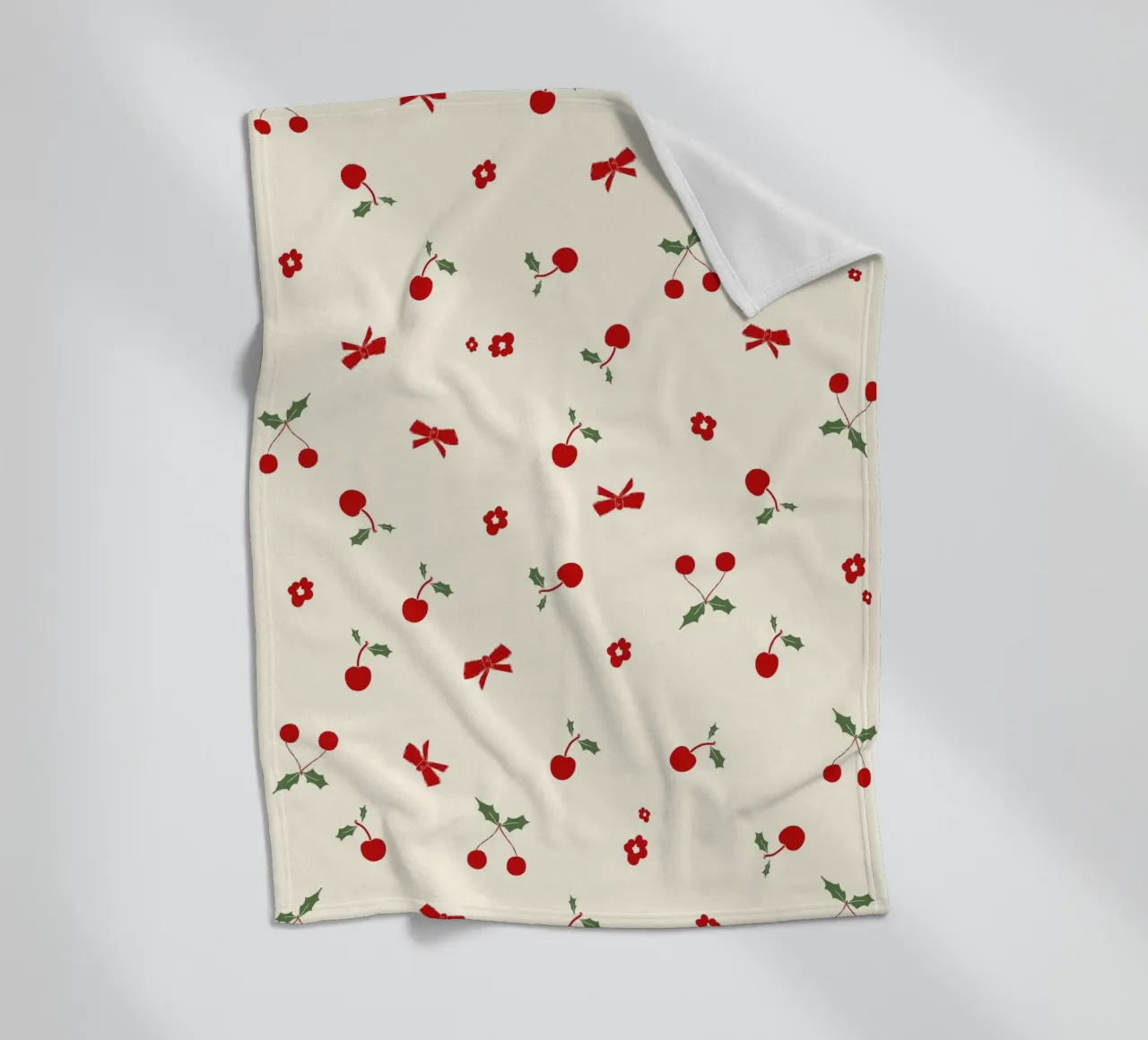 Piccolo motivo natalizio a fiori e ciliegie coperta in pile da gulsengunel