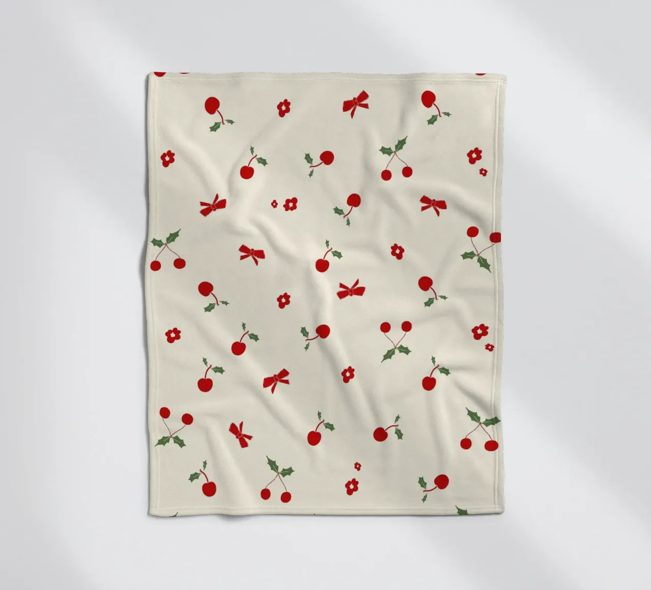 Piccolo motivo natalizio a fiori e ciliegie coperta in pile da gulsengunel
