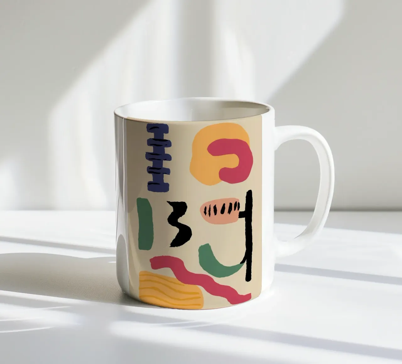 Glyphes terrestres abstraits mug en céramique de Ink Pulse