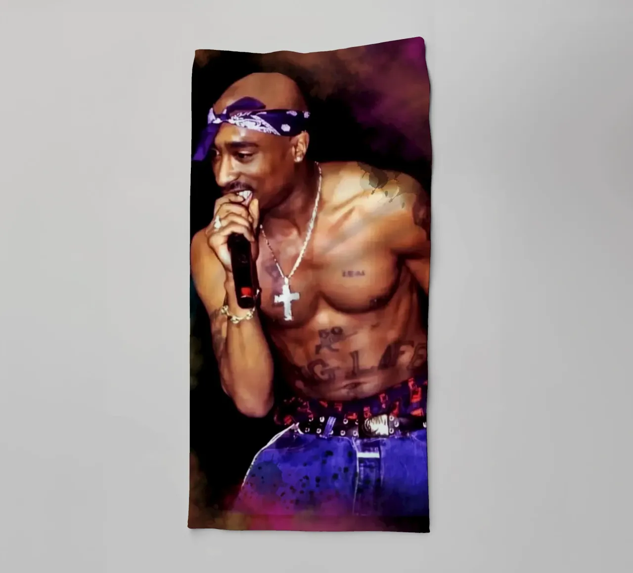 Tupac on stage asciugamano da bagno da Lembayung art