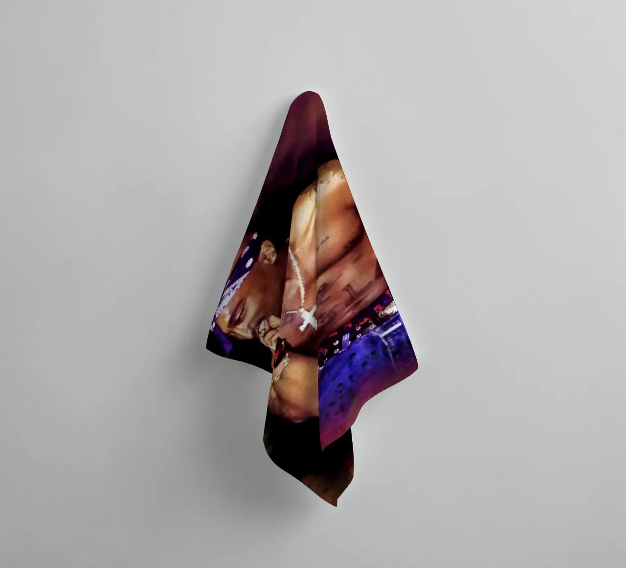 Tupac on stage asciugamano da bagno da Lembayung art