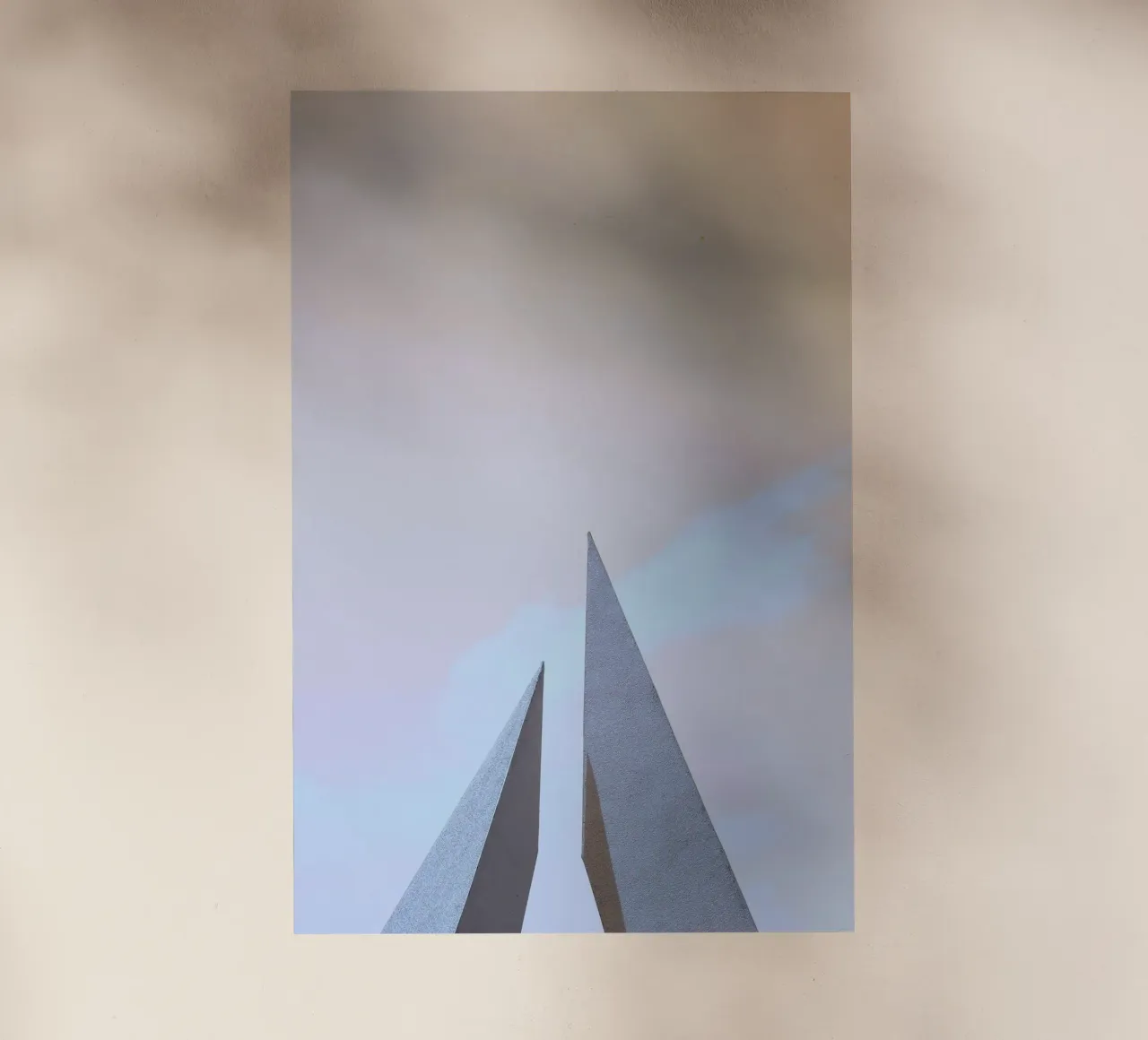 minimalist sharp angles pellicola backlit da Histrol