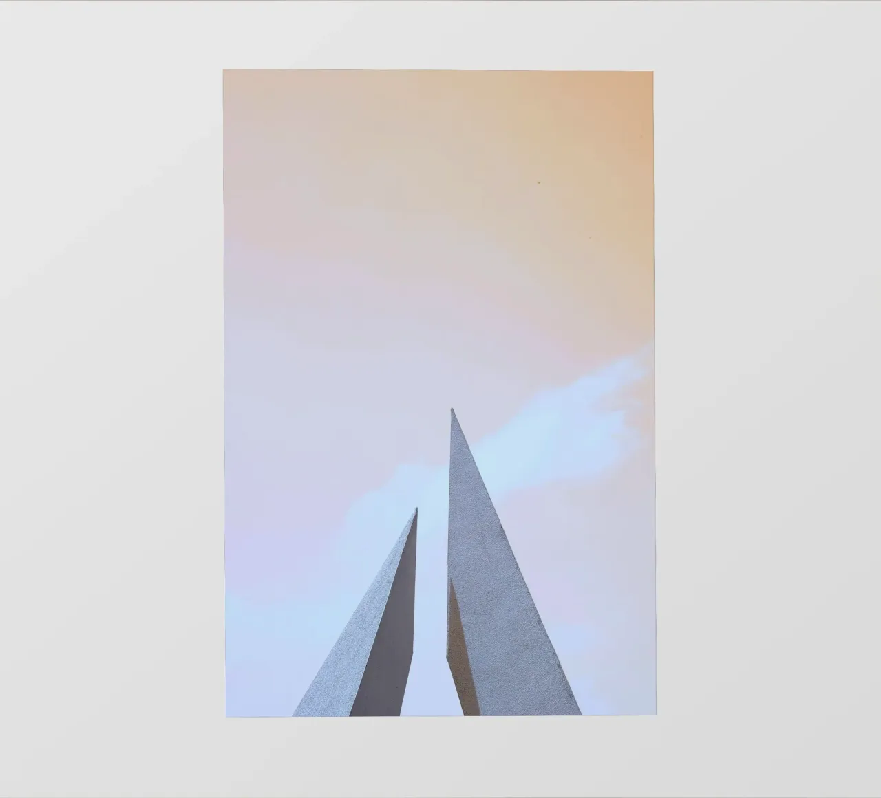 minimalist sharp angles pellicola backlit da Histrol