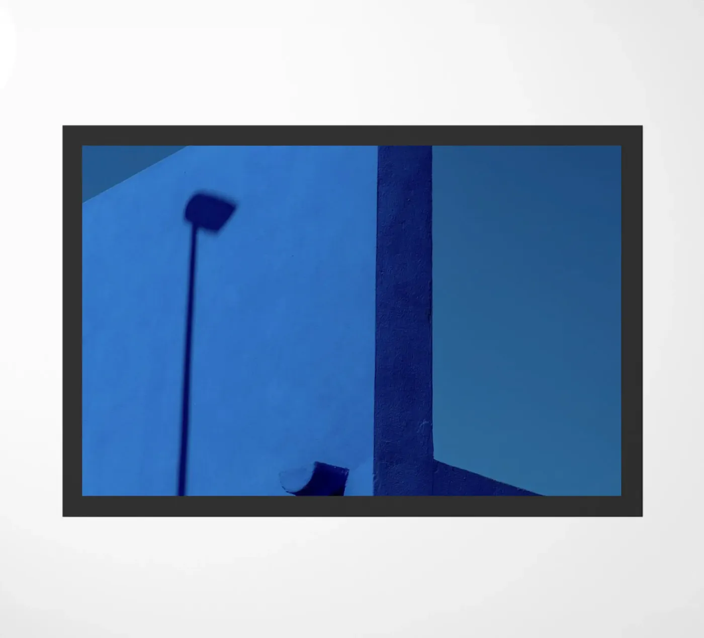 minimal blue wall zerbino da prindy