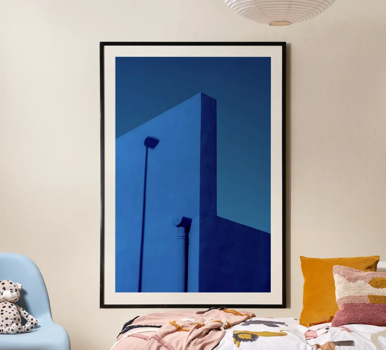 minimal blue wall poster con telaio in plastica da prindy