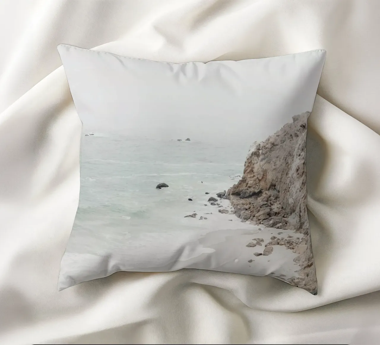 Scogliere e spiaggia costiera cuscino da Indigo Tides Art