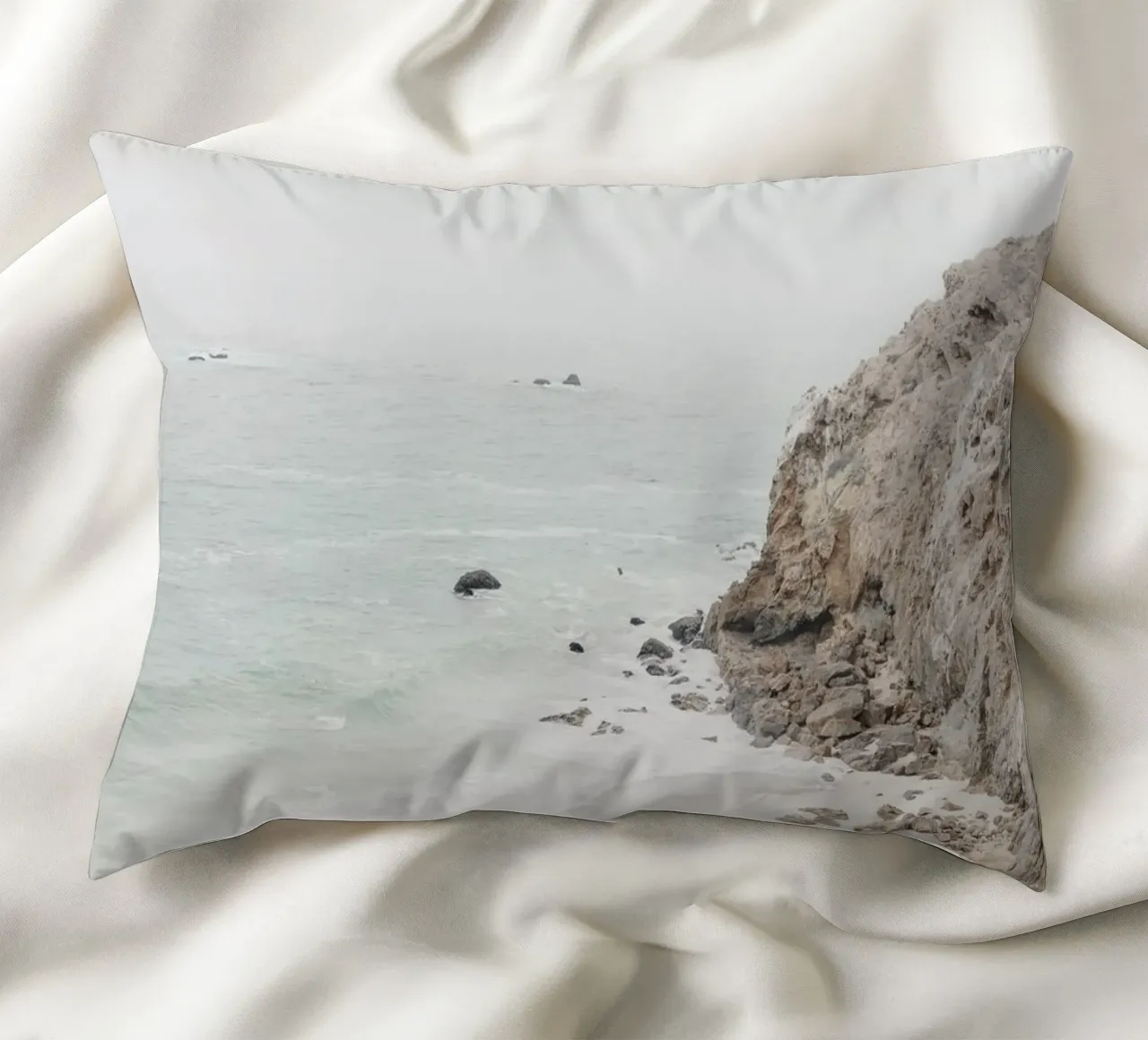 Scogliere e spiaggia costiera cuscino da Indigo Tides Art
