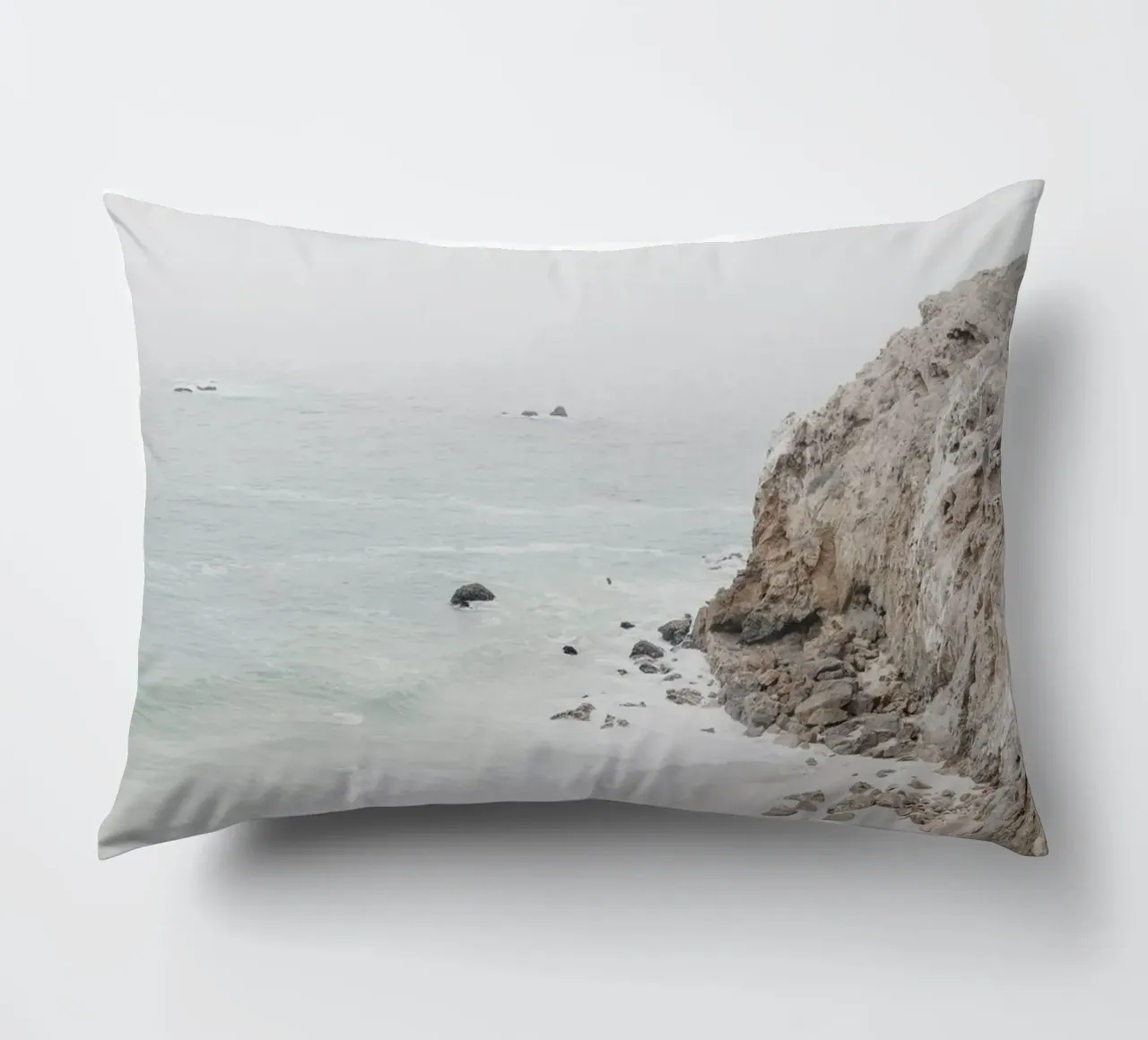 Scogliere e spiaggia costiera cuscino da Indigo Tides Art