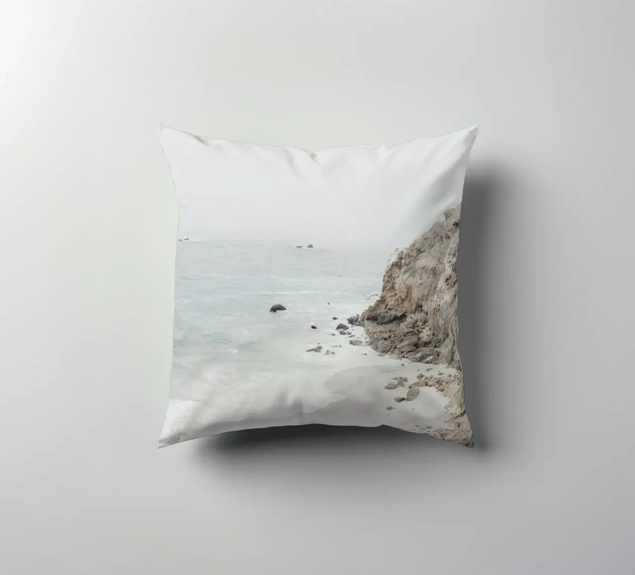 Scogliere e spiaggia costiera cuscino da Indigo Tides Art