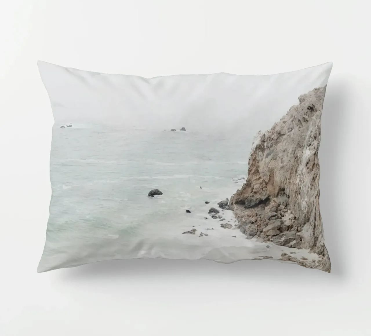 Scogliere e spiaggia costiera cuscino da Indigo Tides Art