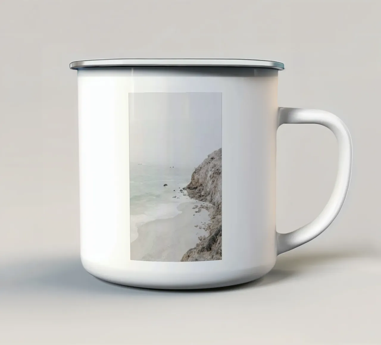 Scogliere e spiaggia costiera tazza in smalto da Indigo Tides Art