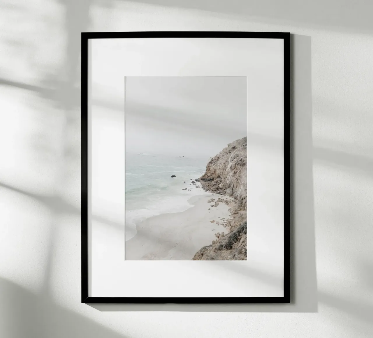 Scogliere e spiaggia costiera carta hahnemühle da Indigo Tides Art