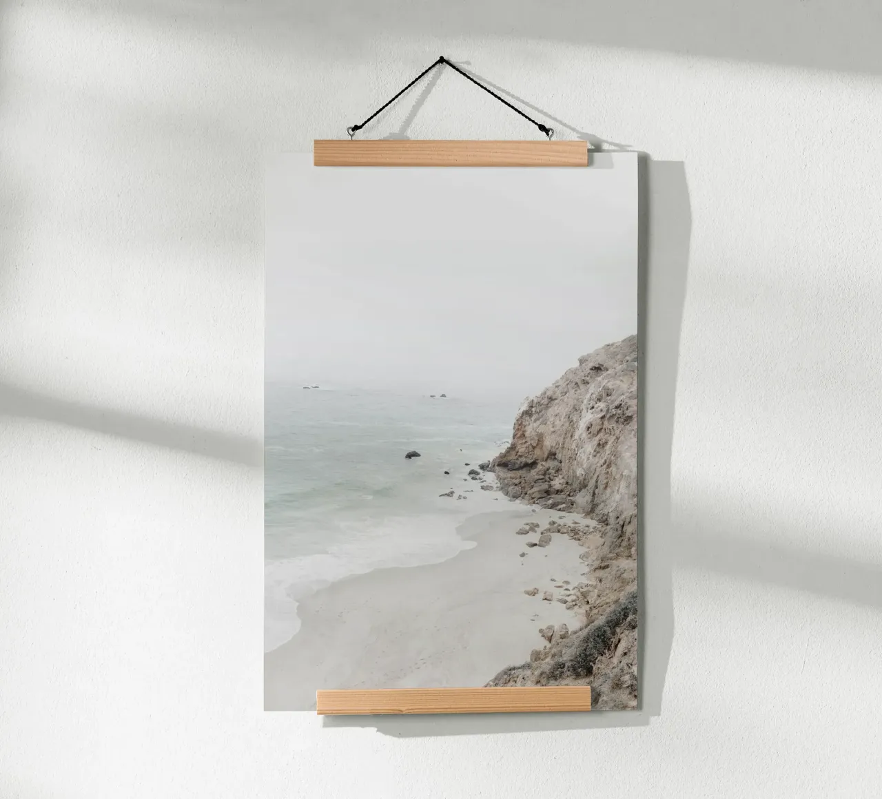 Scogliere e spiaggia costiera carta hahnemühle da Indigo Tides Art