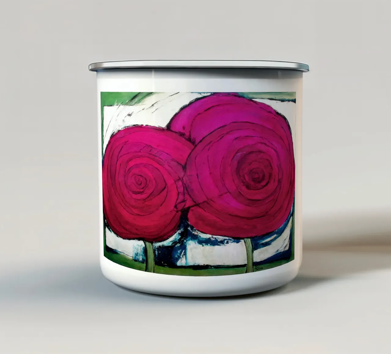 Twee rozen in roze emaille mok van Anita Gewald