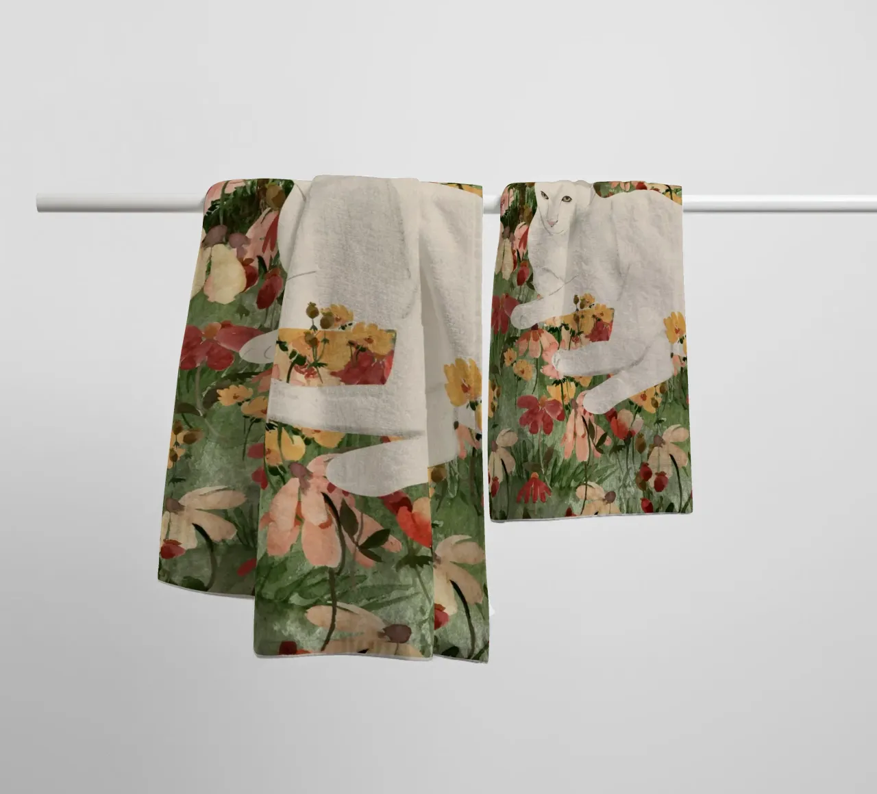 Gatto bianco in fiore 2 asciugamano da bagno da ThingDesign