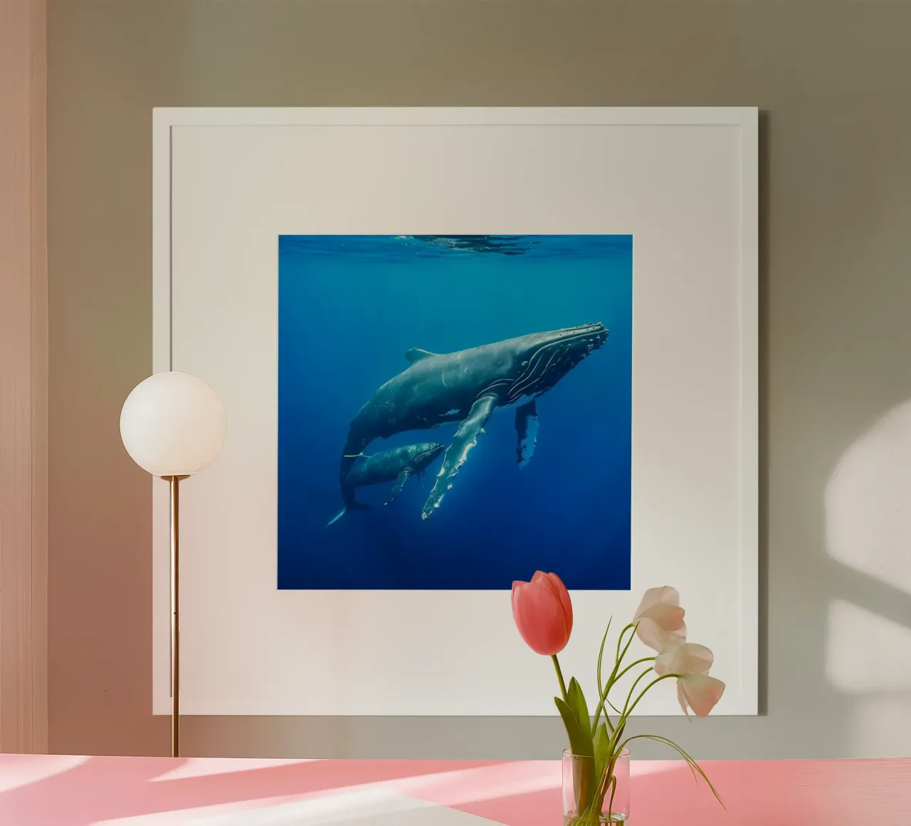 Das Flüstern des Ozeans Poster mit Holzrahmen von PhotoVibe Decor