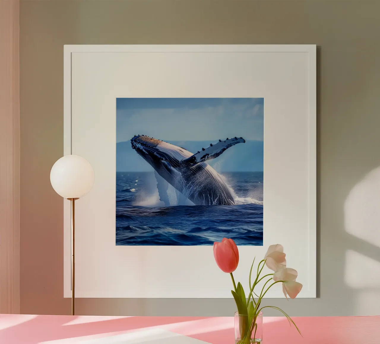 Das Flüstern des Ozeans Poster mit Holzrahmen von PhotoVibe Decor