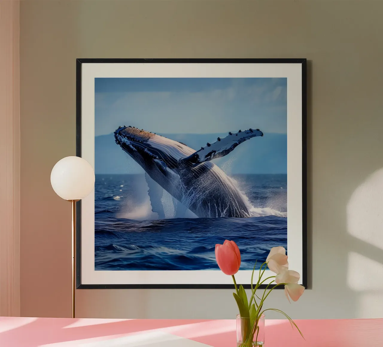 Das Flüstern des Ozeans Poster mit Holzrahmen von PhotoVibe Decor