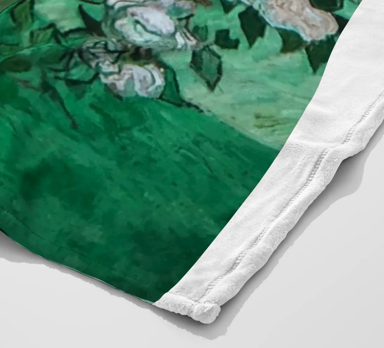vaso di fiori rose bianche coperta in pile da cloud shop