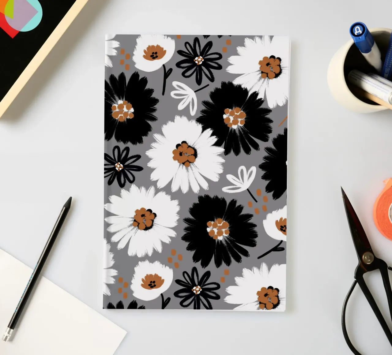 Blumenmuster Schwarz Weiß Karamell notebook by Petra Lang