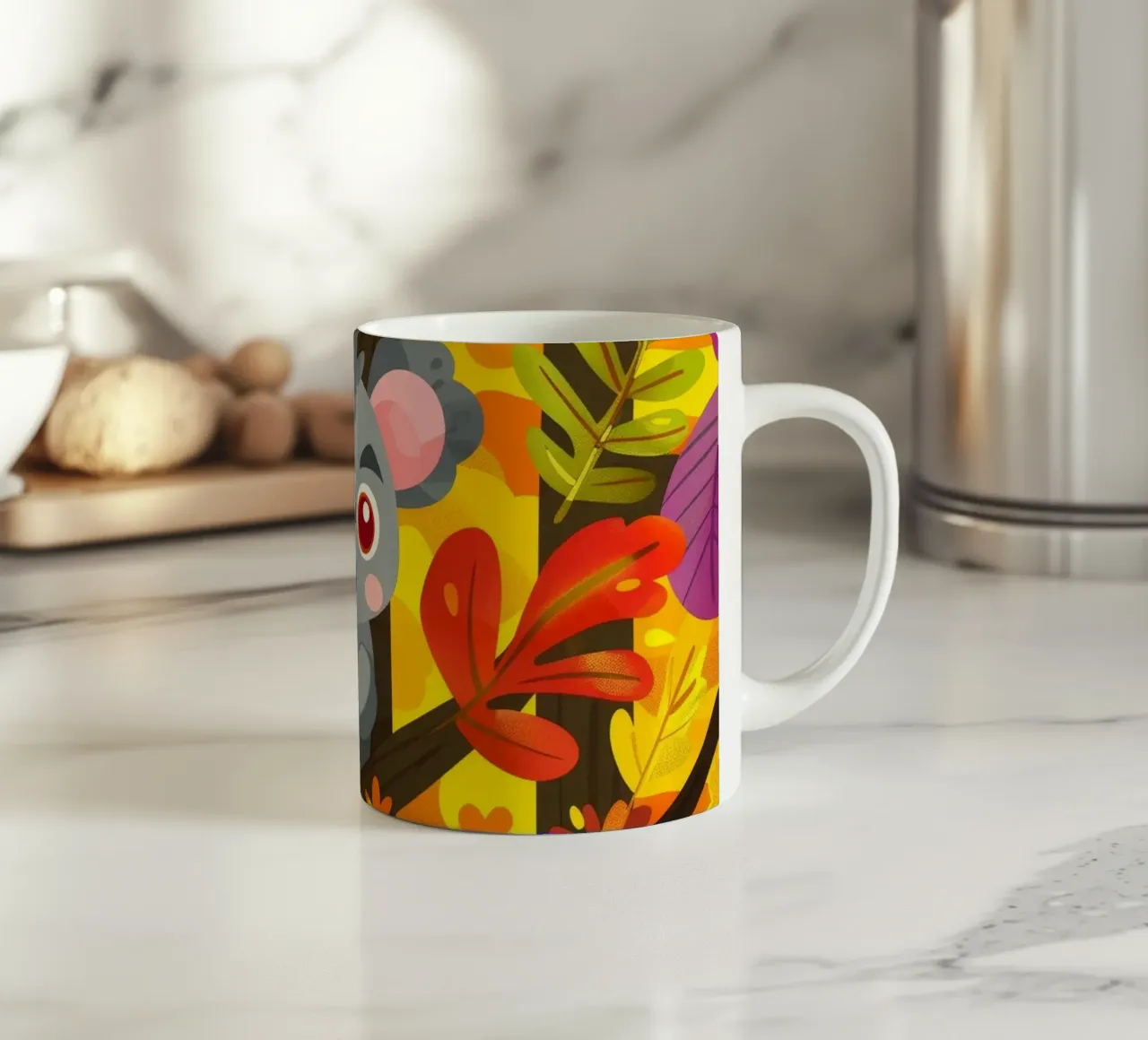 Koala seduto su un albero circondato da foglie autunnali tazza in ceramica da DesignDoodle