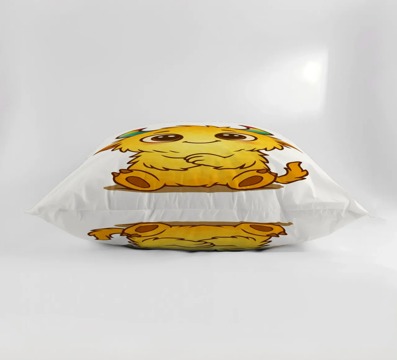 Simpatico mostro giallo con corna arcobaleno cuscino da namosh