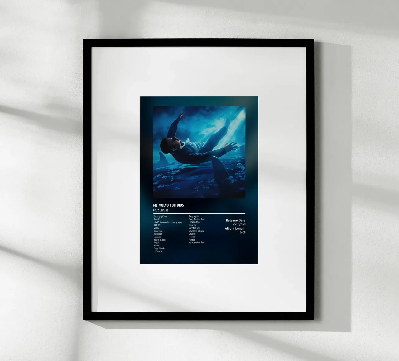 Me Muevo Con Dios (2023) Cruz Cafuné poster con telaio in plastica da DGUnder