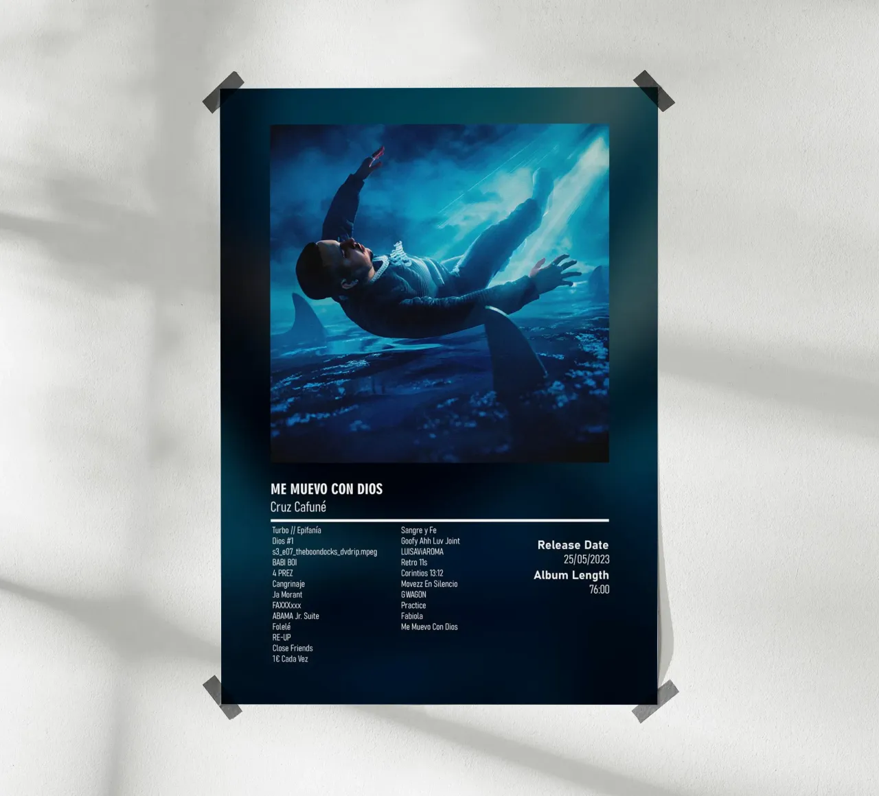 Me Muevo Con Dios (2023) Cruz Cafuné poster con telaio in plastica da DGUnder